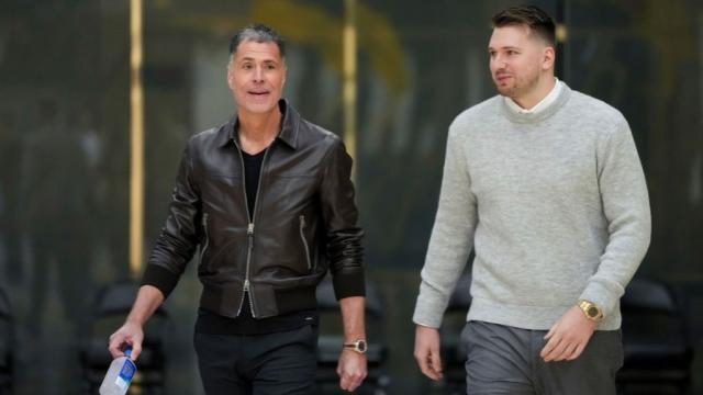 1740913264665059992.jpg los_angeles_lakers_luka_doncic_right_walks_to_the_podium_with_general_manger_rob_pelinka_a49c4b01f20c19b6cc1d0b1b109d51f3.jpg