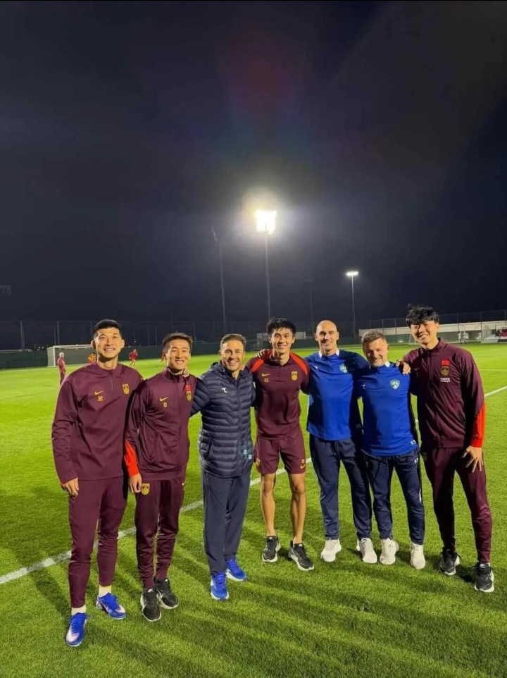 kaiyun-师徒再聚首！前广州球员与卡纳瓦罗合影，曾一起夺2019年中超冠军