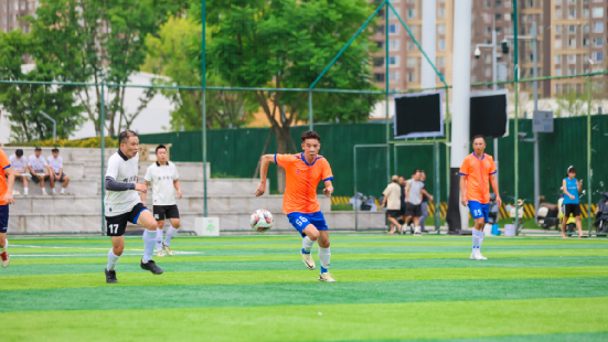 “川超”蓄势待发，这群平均45岁的中年人在球场上先“干”起来了！